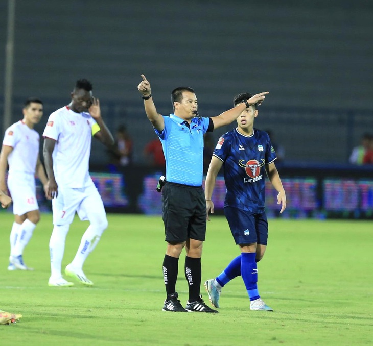 VAR được áp dụng trong 4 trận đầu của vòng 1 V-League - Ảnh: HOÀNG TÙNG