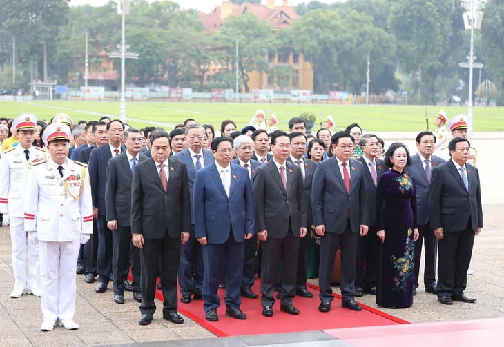 Chủ tịch nước Võ Văn Thưởng, Thủ tướng Phạm Minh Chính, Chủ tịch Quốc hội Vương Đình Huệ cùng các lãnh đạo Đảng, Nhà nước, đại biểu Quốc hội vào Lăng viếng Chủ tịch Hồ Chí Minh trước khi vào khai mạc kỳ họp thứ 6 - Ảnh: QUANG PHÚC