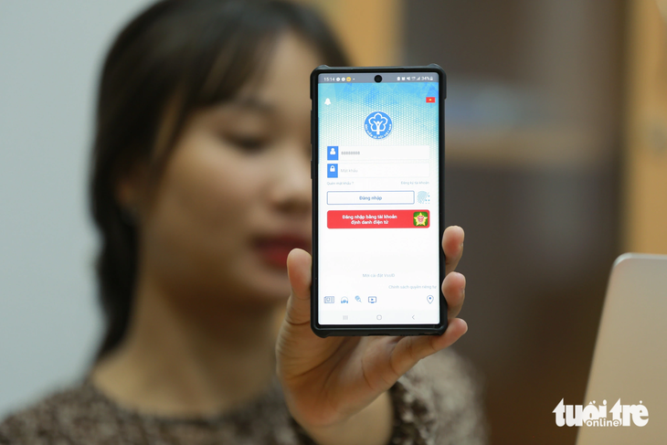 Người dùng đã có thể đăng nhập ứng dụng bảo hiểm xã hội số VssID bằng tài khoản định danh điện tử VNeID - Ảnh: NAM TRẦN