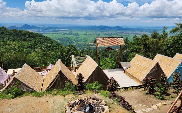 'Xẻ' rừng phòng hộ để làm du lịch, cất nhà ven triển núi - Ảnh 2.