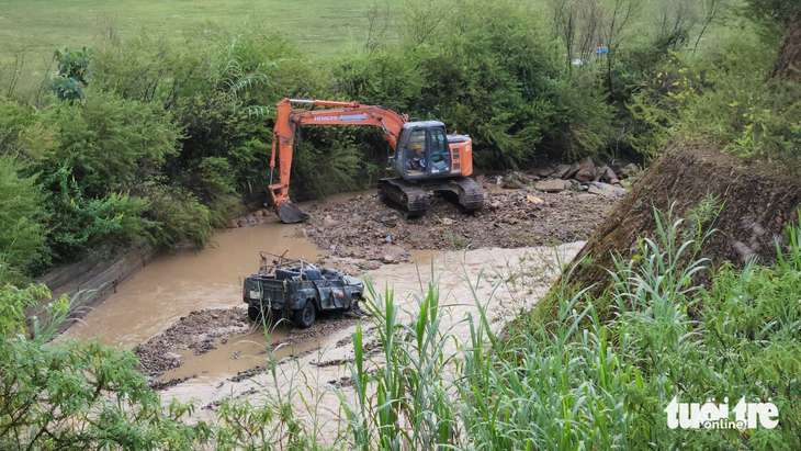 Xe UAZ chở bốn du khách tham quan trên suối cạn tại khu du lịch làng Cù Lần bị lũ quét làm bốn du khách tử vong - Ảnh: M.V