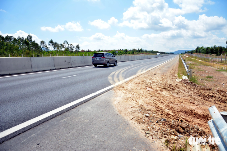 Một đoạn tôn hộ lan trên cao tốc Phan Thiết - Dầu Giây được nhà thầu tháo ra để xe cộ thi công ra vào tuyến chính với đường gom dân sinh nhưng không có vật cảnh báo - Ảnh: ĐỨC TRONG