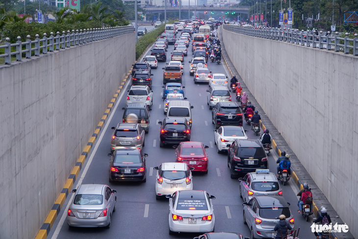 Ô tô chạy trên đại lộ Thăng Long hướng từ ngoại thành vào Hà Nội - Ảnh: PHẠM TUẤN