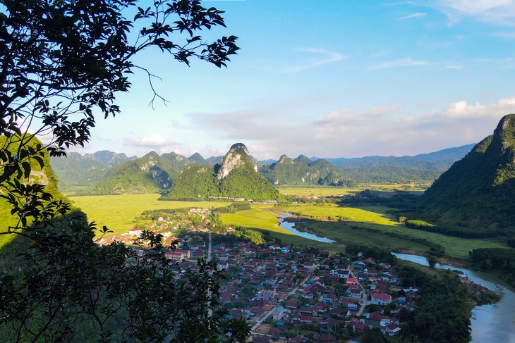 Làng Tân Hóa nằm ở thung lũng giữa bốn bề là núi đá vôi. Ảnh: Hoàng Trung