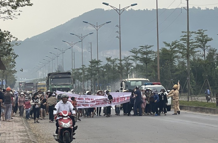 Người dân tụ tập đông người sáng 23-10 trên tỉnh lộ 513, thị xã Nghi Sơn (Thanh Hóa) - Ảnh: Thị ủy Nghi Sơn cung cấp