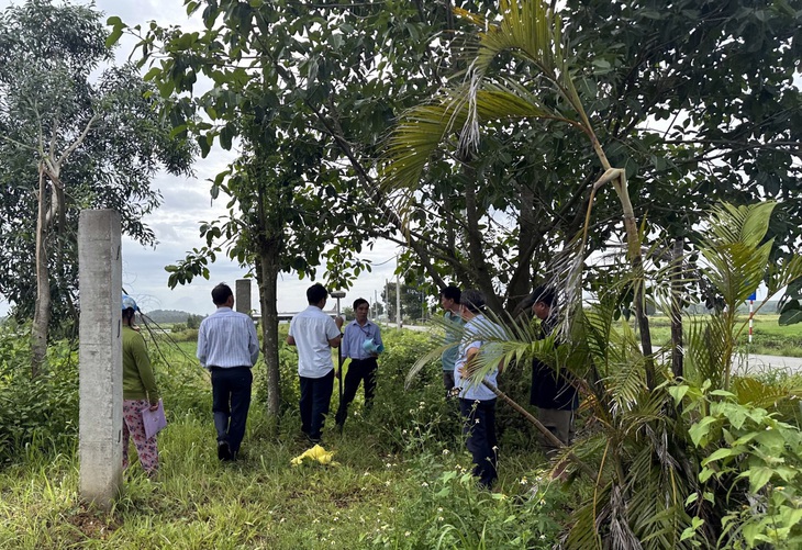 Lãnh đạo và ngành chức năng huyện Châu Đức thị sát mặt bằng để giải quyết vướng mắc cho dự án đầu tư công - Ảnh: ĐÔNG HÀ