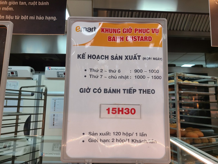 Ngày thường siêu thị sản xuất từ 900 - 1.000 chiếc, tuy nhiên vào ngày cuối tuần, lượng bánh sẽ bán nhiều hơn. Vì nhu cầu tăng vọt bất ngờ nên Emart đã giới hạn mỗi khách chỉ được mua 2 hộp bánh/lần - Ảnh: NHẬT XUÂN