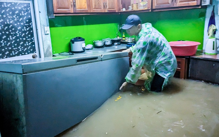 Trận mưa kéo dài hàng giờ từ giữa đêm, nhiều người Đà Nẵng choáng váng vì ngập nhanh - Ảnh 8.