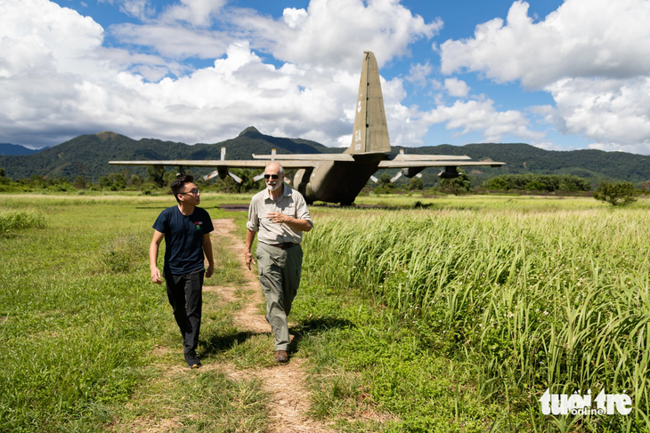 Một phi công quân sự Mỹ sau khi tham quan máy bay C-130 - Ảnh: HOÀNG TÁO