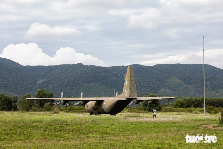 Du khách chỉ dừng lại ở chụp ảnh, tham quan bên ngoài chiếc C-130 - Ảnh: HOÀNG TÁO