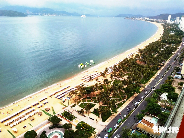 Khu vực bãi biển Nha Trang được phê duyệt phải thiết lập hành lang bảo vệ bờ biển để đảm bảo quyền tiếp cận với biển của dân - Ảnh: PHAN SÔNG NGÂN