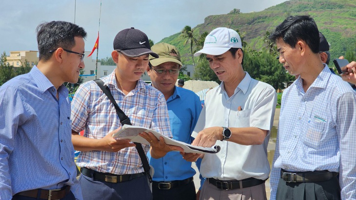 Sở Giao thông vận tải Quảng Ngãi đã kiểm tra nghiệm thu hai gói thầu cuối cùng của dự án kéo dài 19 năm - Ảnh: TRẦN MAI