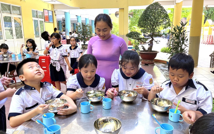 Suất ăn bán trú tối đa 35.000 đồng, muốn đóng tiền thêm không được vì "đụng trần"?