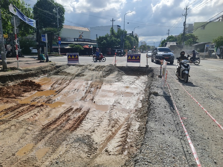 Vị trí thi công đường Lê Thánh Tôn tiếp giáp đường Phạm Văn Đồng nhầy nhụa vì mưa liên tục, đơn vị thi công sẽ đào sâu hơn 1m, thay thế đất sét bằng cấp phối - Ảnh: TRẦN MAI