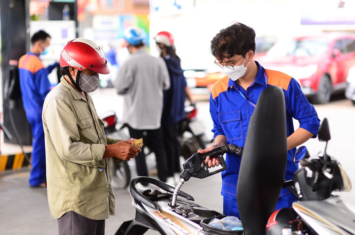 Chiết khấu giảm, cây xăng lại than điệp khúc 'giảm, lỗ, khó hoạt động'. Trong ảnh: Khách đổ xăng tại TP.HCM - Ảnh: QUANG ĐỊNH