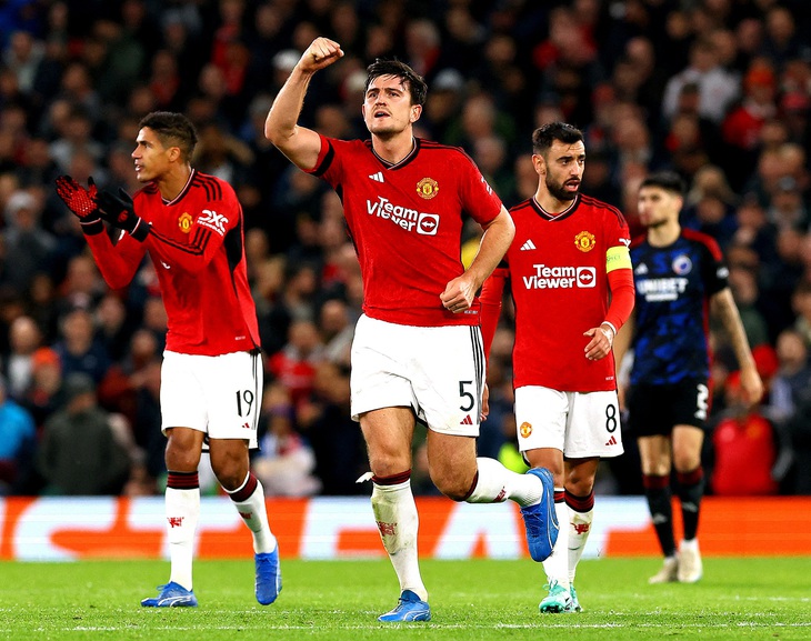 Maguire (giữa) trở thành người hùng của Manchester United vào lúc này - Ảnh: REUTERS