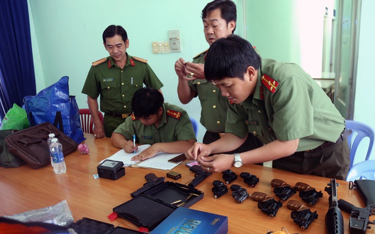 Triệt phá nhóm 'độ' súng đồ chơi thành súng có tính năng tương tự vũ khí quân dụng để bán - Ảnh 2.