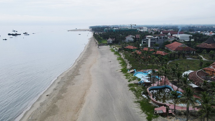 Sóng biển đã khoét sát các resort - Ảnh: Đ.T.