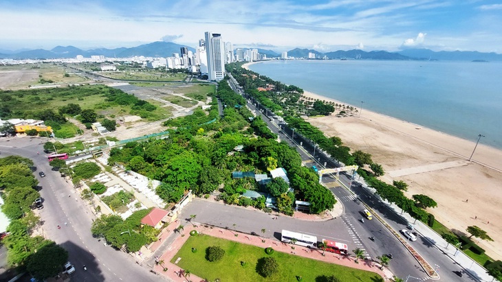 Khu vực sân bay Nha Trang cũ được quy hoạch làm quảng trường Đại Dương (giáp đường Trần Phú), đối diện với khu sân bóng đá, bãi biển Nha Trang - Ảnh: PHAN SÔNG NGÂN