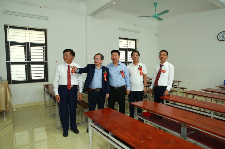 Các đại biểu tham quan các lớp học khang trang, hiện đại