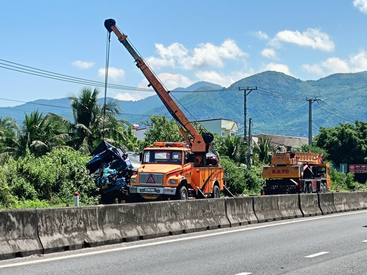 Hiện trường vụ tai nạn sáng 27-10 làm 3 người tử vong - Ảnh: TRẦN HOÀI