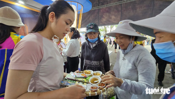 Nhiều cô, chú lớn tuổi đến với tuần lễ để dùng thử và mua sắm đặc sản