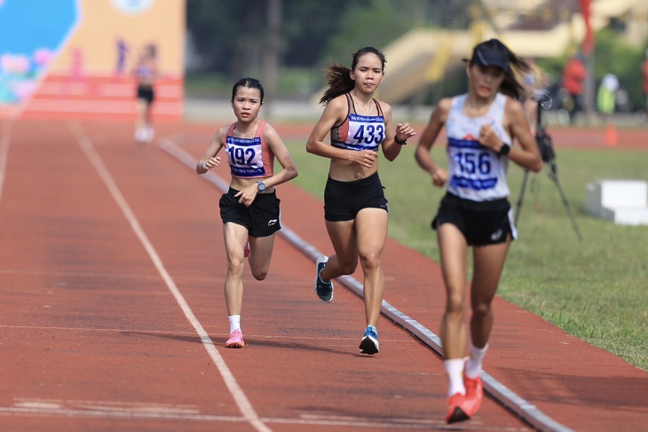 Lê Thị Tuyết (ngoài cùng bên trái) và các đối thủ trên đường chạy chung kết 10.000m nữ sáng 27-10 - Ảnh: HOÀNG TÙNG