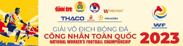 Khách nước ngoài hào hứng cổ vũ các công nhân đá bóng - Ảnh 9.