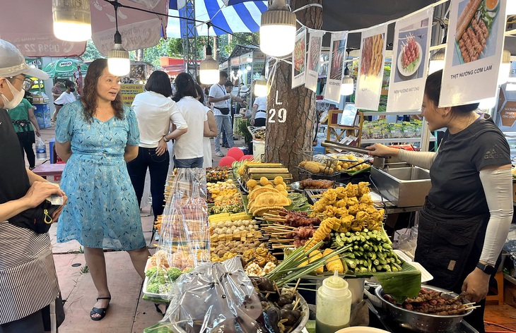 Nhiều thức ăn đường phố như cá viên chiên, xiên que nướng... xuất hiện phổ biến ở lễ hội tôn vinh ẩm thực Việt - Ảnh: N.BÌNH