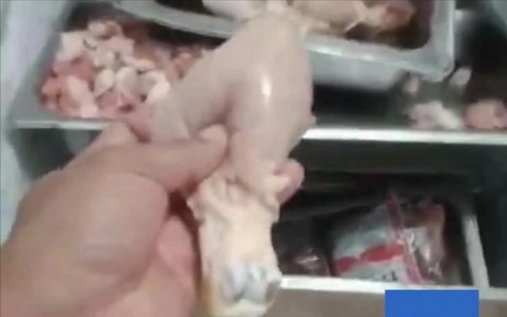 Đừng liều ăn thực phẩm mốc: nguy hiểm khôn lường - Ảnh 2.