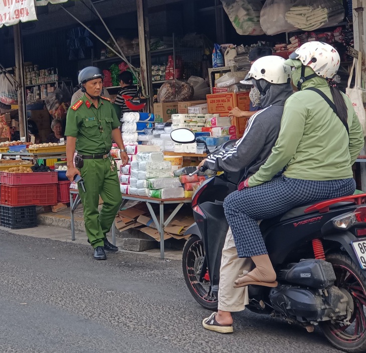 Công an TP Phan Thiết đang đảm bảo trật tự tại nhà một chủ dây hụi nghi vấn vỡ nợ, bỏ đi nơi khác - Ảnh: MAI THỨC