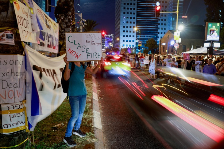 Những người biểu tình kêu gọi giải cứu các con tin bị Hamas bắt giữ tại thủ đô Tel Aviv của Israel, ảnh chụp tối 28-10 (giờ địa phương) - Ảnh: REUTERS