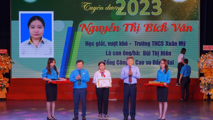 Lãnh đạo VRG trao các suất học bổng &quot;Học giỏi - Vượt khó&quot; cho học sinh, sinh viên