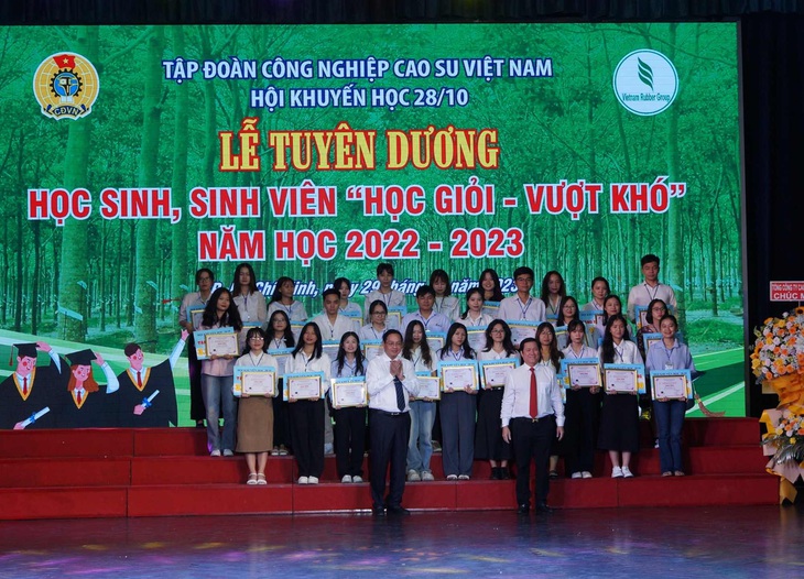 611 suất học bổng đã được đại diện lãnh đạo tập đoàn và Hội khuyến học 28/10 trao tặng