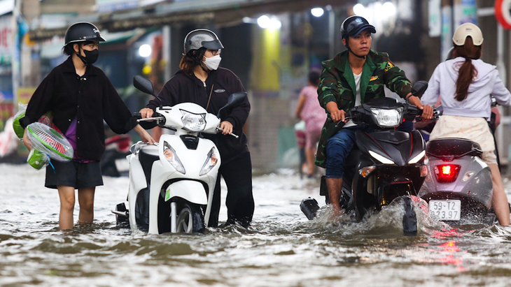 Triều cường gây ngập ở TP.HCM - Ảnh tư liệu Tuổi Trẻ