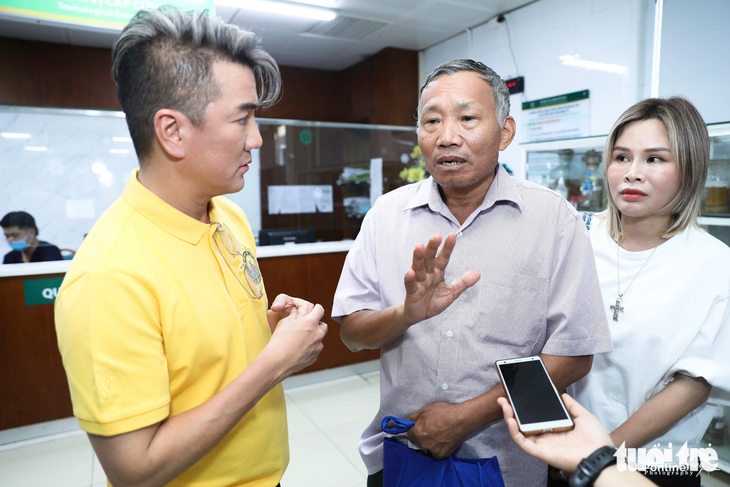 Ông Chức (bố của anh N.V.C.) chia sẻ vẫn chờ đợi phép màu cho con trai có thể bình phục - Ảnh: DANH KHANG