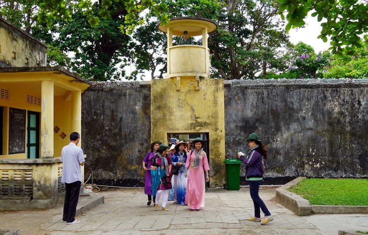 Du khách vào thăm di tích nhà tù ở Côn Đảo. Ở những di tích này không có đốt vàng mã - Ảnh: ĐÔNG HÀ 