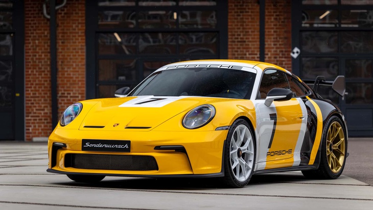 Với 100.000 USD khởi điểm và chờ trong... 8 năm, người dùng có thể chế tạo mẫu xe Porsche trong mơ - Ảnh 1. Một mẫu Porsche 911 GT3 được Sonderwunsch tùy biến đặc biệt lấy cảm hứng từ Le Mans theo ý người dùng - Ảnh: Porsche