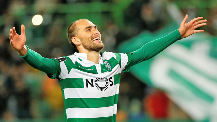 Tiền đạo Bas Dost bỗng dưng gục ngã trên sân, khiến trận đấu phải tạm dừng ở phút 89 - Ảnh: NOS