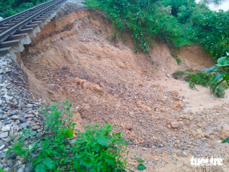 Một khối lượng đất đá khá lớn bị mưa lũ cuốn trôi khiến tuyến đường sắt bị hở hàm ếch - Ảnh: H.A.