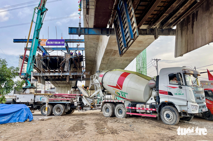 Đơn vị xây dựng đang tải bê tông, nối nhịp cầu Nam Lý vào chiều 30-10 - Ảnh: CHÂU TUẤN