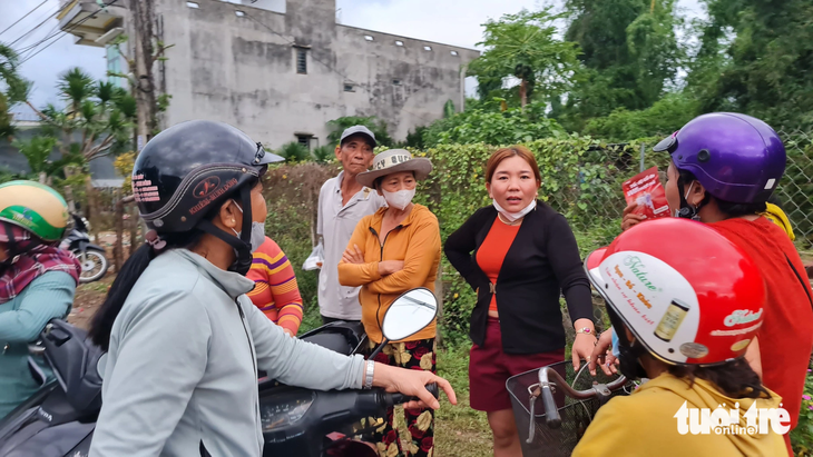 Bà con hàng xóm bàng hoàng trước việc Cường dùng rựa chém chết cha và anh trai - Ảnh: LÂM THIÊN