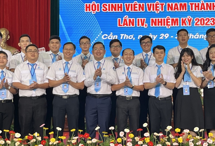 Ra mắt ban chấp hành mới gồm các anh Huỳnh Phúc Lộc, Đào Công Nhật, Lâm Văn Tân và Đặng Hải Đăng (hàng đầu, thứ hai từ trái sang) - Ảnh: LAN NGỌC