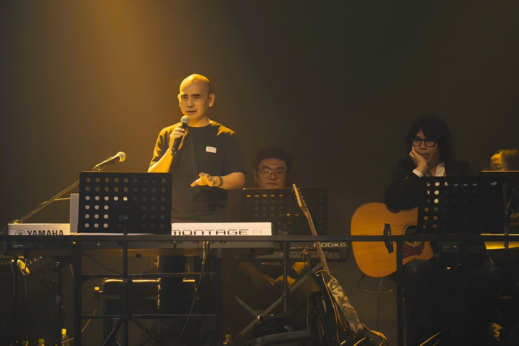 Nhạc sĩ Đức Trí chia sẻ tại live concert &quot;1589&quot; tối 28-10 - Ảnh: BTC 