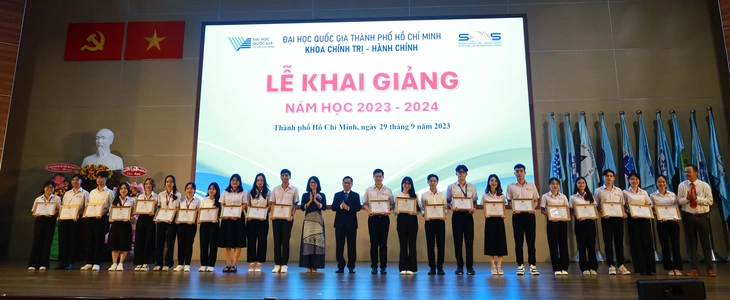 Lãnh đạo Khoa chính trị - hành chính trao giấy khen cho sinh viên có thành tích học tập tốt tại lễ khai giảng vừa qua - Ảnh: PHIÊN AN