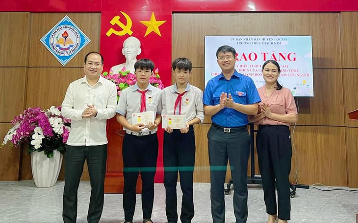 Nam sinh lớp 11 lao xuống dòng nước sâu cứu hai em nhỏ - Ảnh 2.