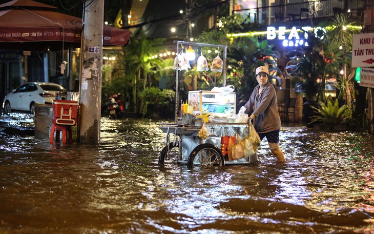 TP.HCM: Triều cường lên đỉnh 1,7m đúng giờ tan tầm