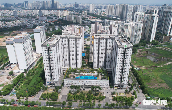 Người dân tại chung cư Lexington Residence ở phường An Phú (TP Thủ Đức) chưa được cấp giấy chứng nhận cho các căn hộ do vướng mắc về đất công phía trước chung cư - Ảnh: NGỌC HIỂN