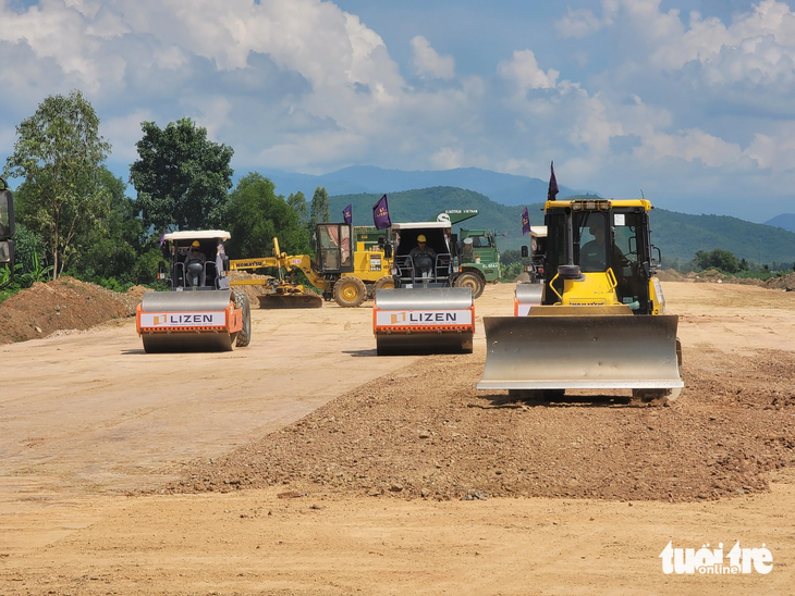 Các nhà thầu đang đẩy nhanh tiến độ thi công dự án cao tốc Vân Phong - Nha Trang - Ảnh: TRẦN HƯỚNG