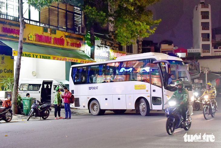 Xe Thành Bưởi chở khách trở về bến trên đường Lê Hồng Phong, quận 5, TP.HCM vào tối 19-10 - Ảnh: T.T.D.